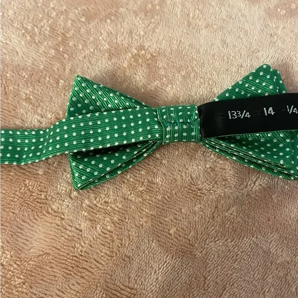 Arrow Green Bow Tie with White Dots - Picture 6 of 9